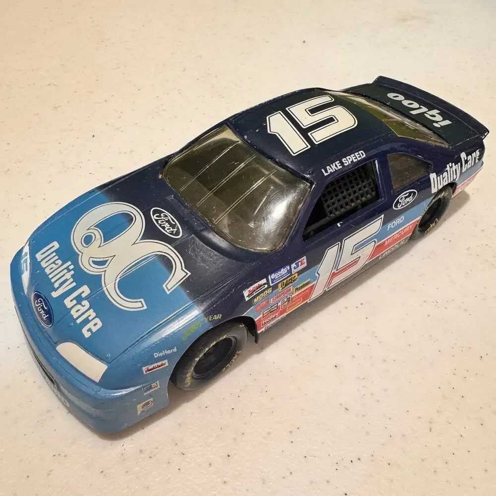 Nascar #15 Quality Care/Igloo 1992 Ford‎ Thunderbird Die-Cast Car 1:24 Scale Vtg